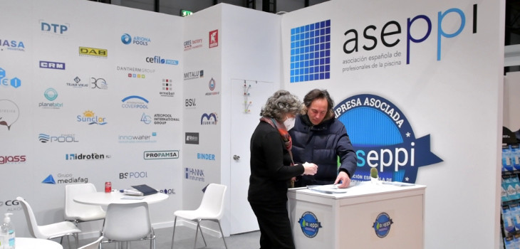 El presidente de ASEPPI, Luis San Narciso, en el stand de Tecnova Piscinas