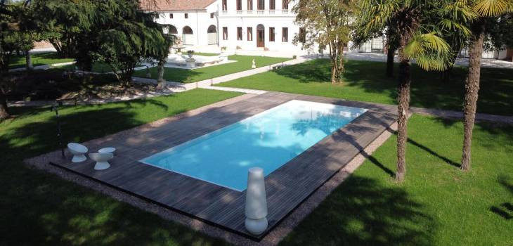 La piscina della Villa Imperiali con il rivestimento firmato da Soprema