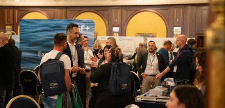 Espositori di piscine e visitatori al Convegno d'Autunno 2025