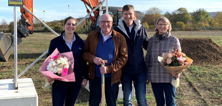 Le fondateur Binder Siegfried Binder et sa famille sur chantier construction nouveau batimen