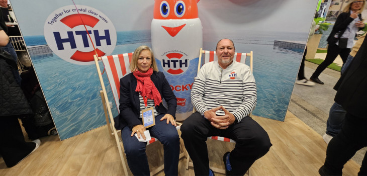 Anne-Sophie Vezie et André Westerveld sur le stand de HTH™ à Piscine Global 2024