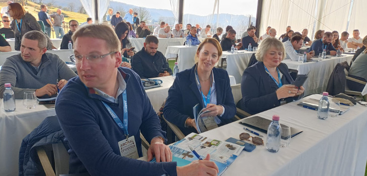 Les distributeurs lors de plénière de la convention d’Aboral Piscines