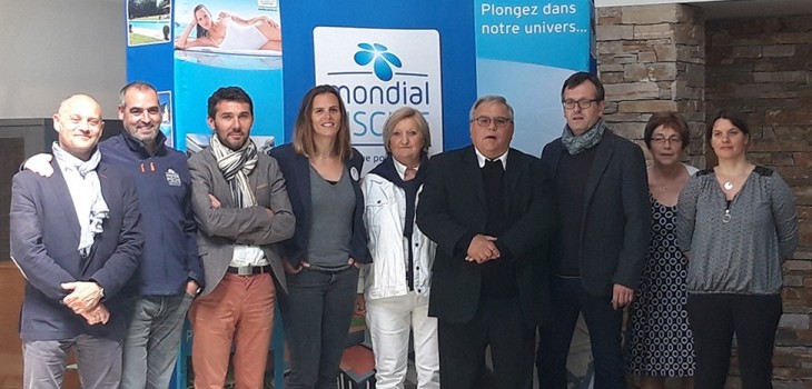 Equipe Mondial Piscine avec Laure Manaudou inauguration magasin Paradis Piscine Brou