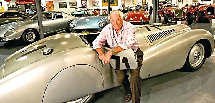 Oscar Davis devant l'une de ses voitures de collection