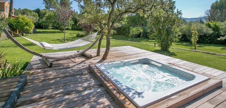 Installation d'un spa Peips dans un jardin