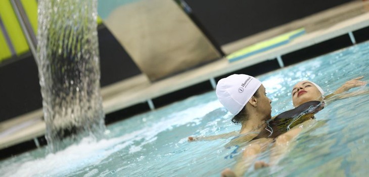 Demostración de actividades acuáticas en la piscina.