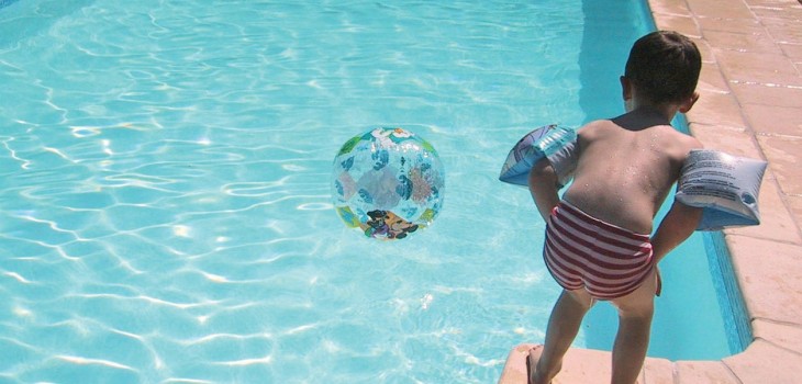 Enfant qui joue au bord de la piscine