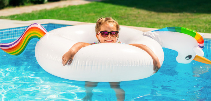 Enfant qui joue dans la piscine