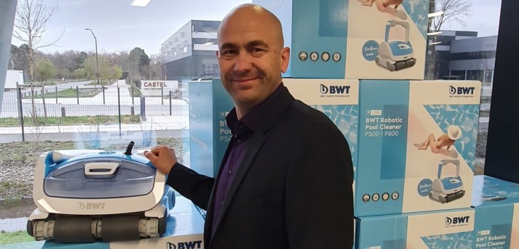 Stéphane Gabetto devant robots piscine agence BWT Procopi Bordeaux Merignac
