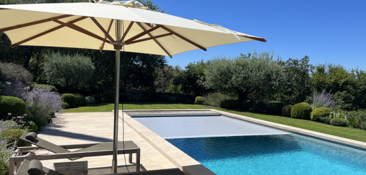 Photo d'une piscine équipée d'une couverture T&A participant au concours