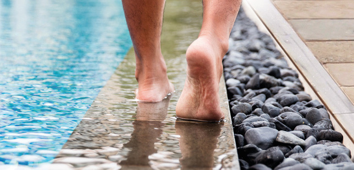 Salon Tecnova Piscinas 2022 pieds nus dans l'eau de piscine