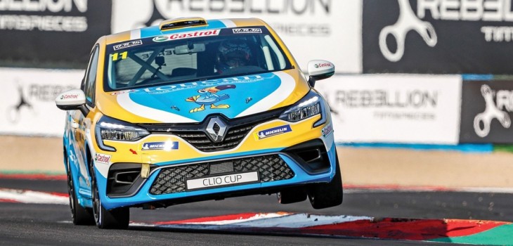 Corentin Tierce au volant de sa Clio IV aux couleurs de Toucan