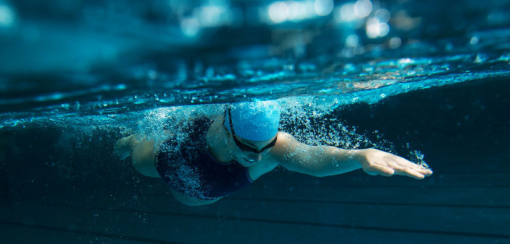 nageuse dans piscine publique BAYROL