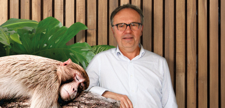 Didier Garidel, Président de Zealux Europe, devant une PLV de pompe à chaleur Zealux®