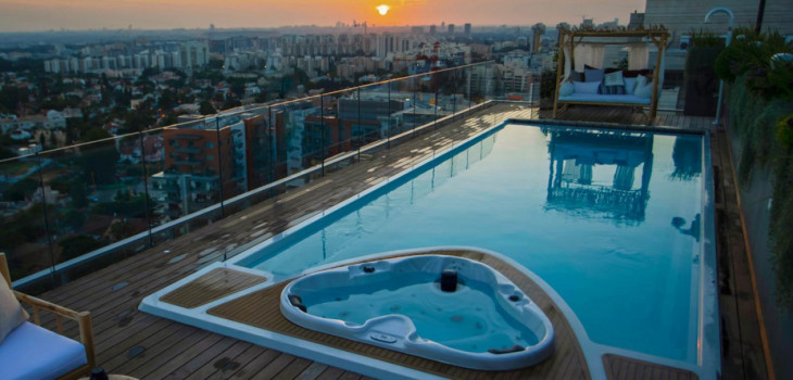 Piscine Yacht Pool installée sur le toit d'un immeuble en Israël (Kabin Paul Ltd)
