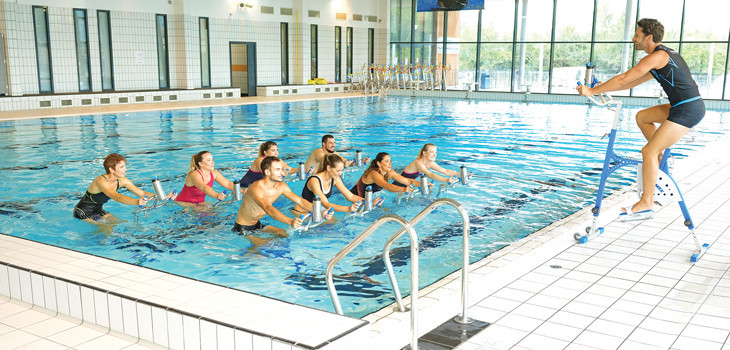 Séance d'aquabiking en piscine publique