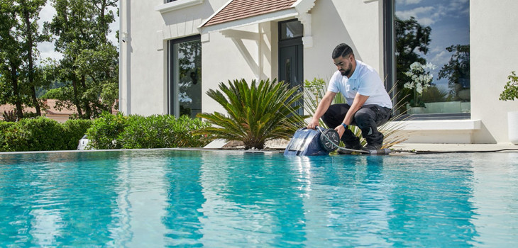 Réparation d'un robot de piscine par un piscinier de la plateforme Manouvellepiscine.com