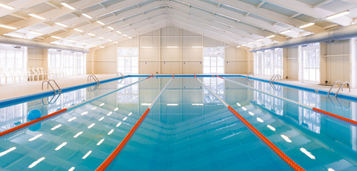 Una piscina a uso pubblico al centro della norma UNI 10637