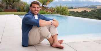 Antoine Dupont, joueur de l’Équipe de France de Rugby, nouvel ambassadeur des Piscines Carré Bleu