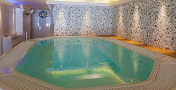 Des réalisations Fluidra France de piscines, saunas, hammams sur mesure en établissements de haut standing