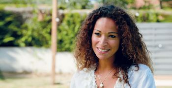 Cindy FABRE, MISS France 2005, installe une piscine Ibiza dans son jardin