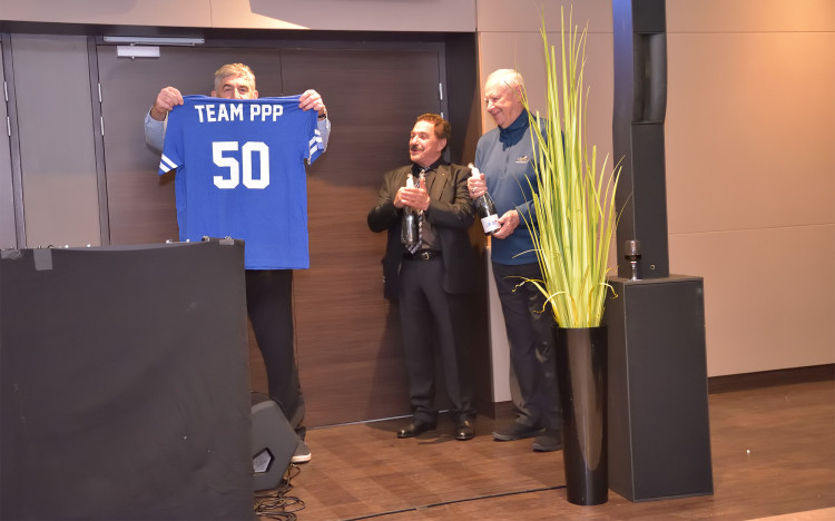 Jean Léonard recevant un T-shirt pour les 50 ans de PPP