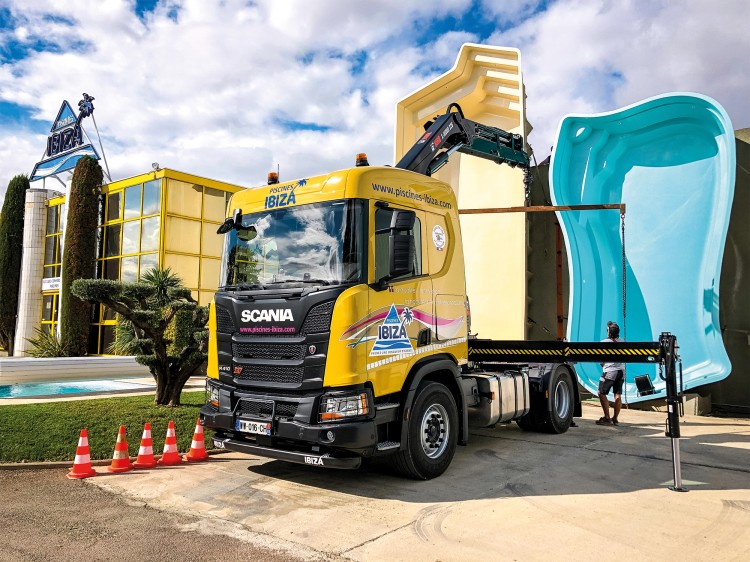 livraison,piscine,coque,ibiza,camion,grue