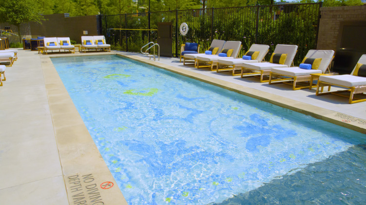 Hydrofloors ist im Pittman Hotel Dallas geöffnet, um den Pool zu genießen