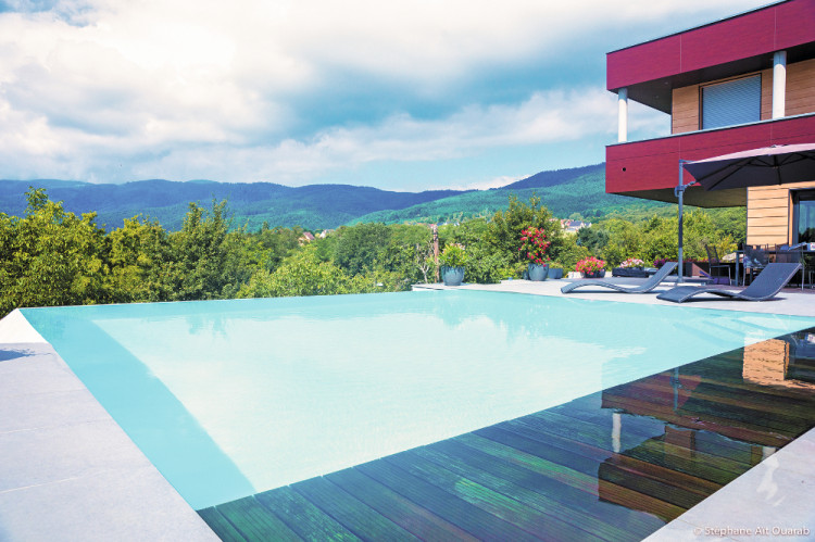 Une piscine miroir à débordement. Procédé Unibéo