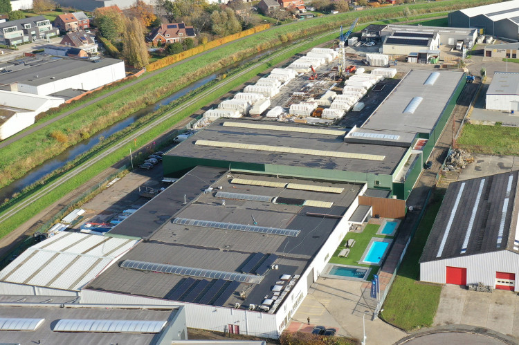usine de production de piscines coques vinylester LPW Pools et de volets piscine Covrex à Aarschot en Belgique groupe TSPH
