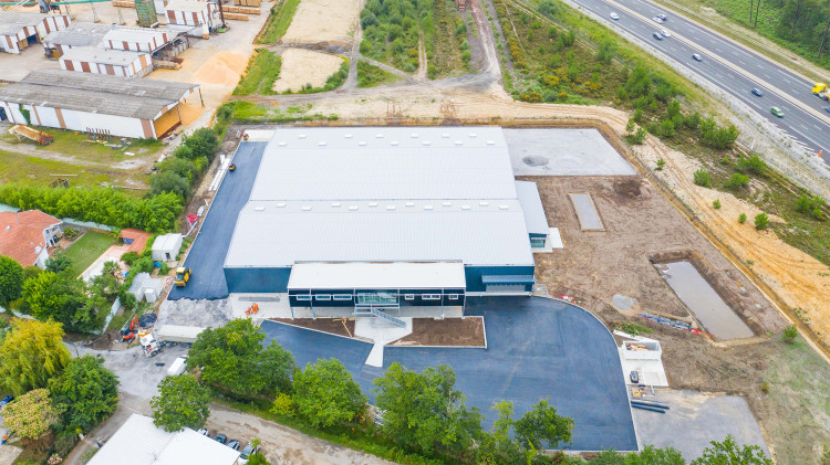 La nouvelle usine Abridéal fabrication abris piscine Angresse Landes inaugurée en 2021