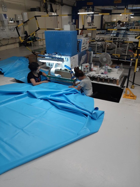 Confection des liners piscine dans l'usine Albon