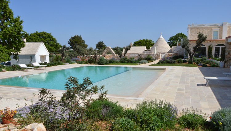 La nuova piscina del resort turistico Trulli Leonardo Resort di Locorotondo