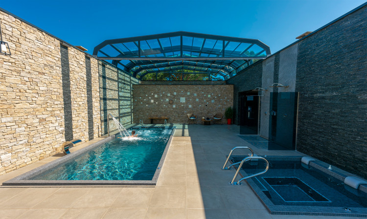 L'abri Vénus Abridéal ouvert sur la zone piscine et spa Domaine Villa Mandarine Calvi