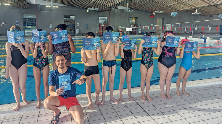 Journée de l'eau : distribution du livret « Chaque goutte compte »