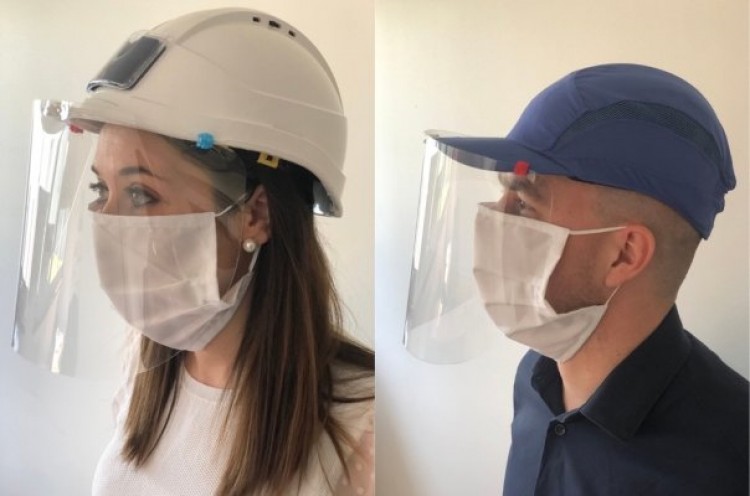 Une visière de protection adaptable aux casques de chantier et casquettes