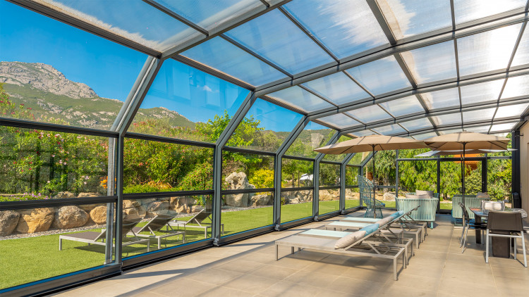 Abri Vénus sur l'espace piscine et spa du Domaine Villa Mandarine Calvi Corse espace détente