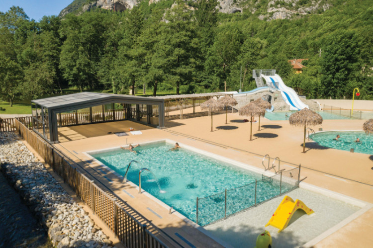 abri Piscine Vénus ouvert Camping des Grottes