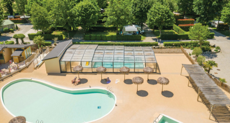 L'abri sur-mesure Vénus entièrement refermé Piscine Camping des Grottes