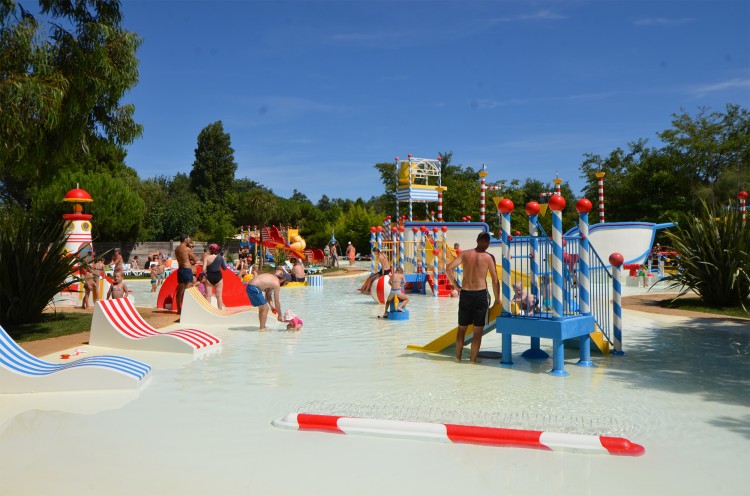 Aire de jeux aquatiques traitée au Pure Chlore camping Le Sérignan Plage