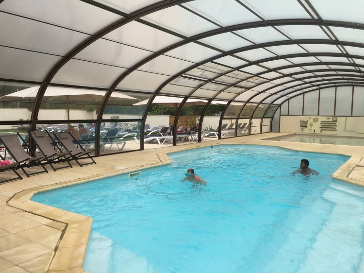 La piscine existante recouverte d'un abri camping Les Rives du Lac