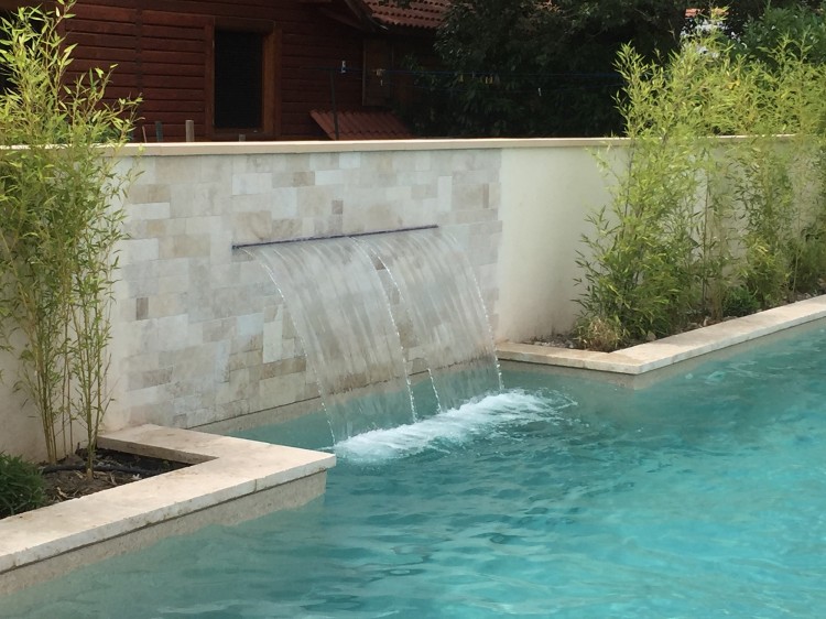 Cascade de la nouvelle piscine extérieure du Camping Les Rives du Lac