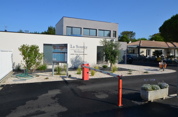 Entrée du bâtiment de l'espace forme wellness camping au port punay