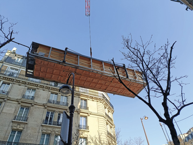 piscine inox Fluidra transportée par grue