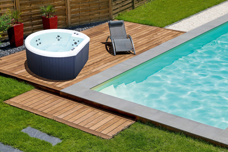 Le spa Halfmoon de la marque Netspa de chez Poolstar