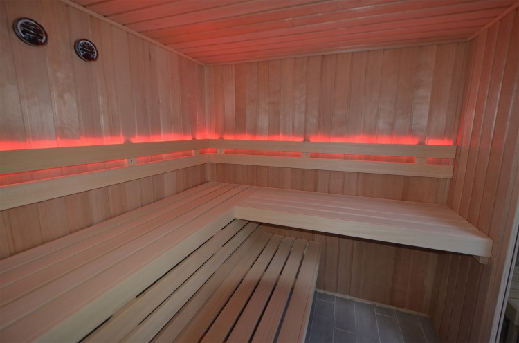 Espace Bien-être avec sauna, hammam et douche sensorielle camping au port punay acm spa