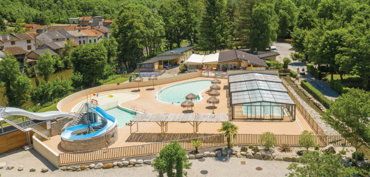 Abri piscine Vénus pour la piscine du Camping Des Grottes****