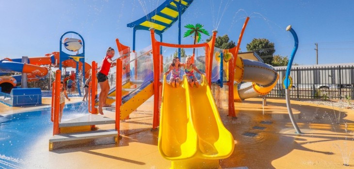 Aire de jeux aquatiques piscine campings Waterplay distribuée en France par Piscines Ambiances 