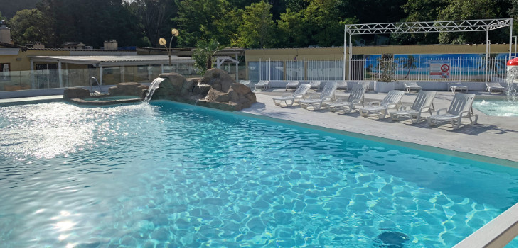 La piscine du camping « Le sourire de la Madone » après la rénovation de Techniques Piscine 