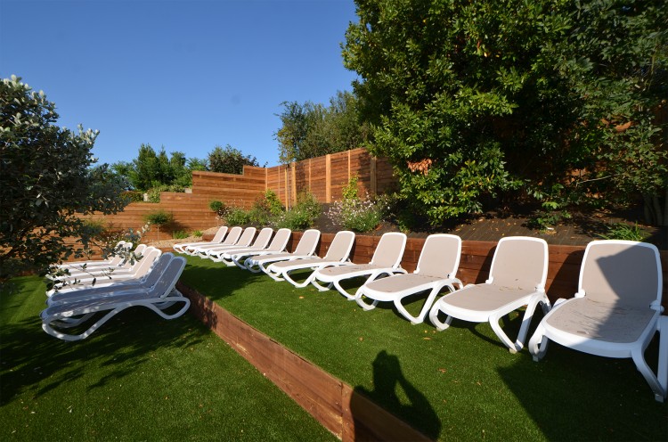 terrasse solarium avec zone végétale bains de soleil espace forme camping au port punay